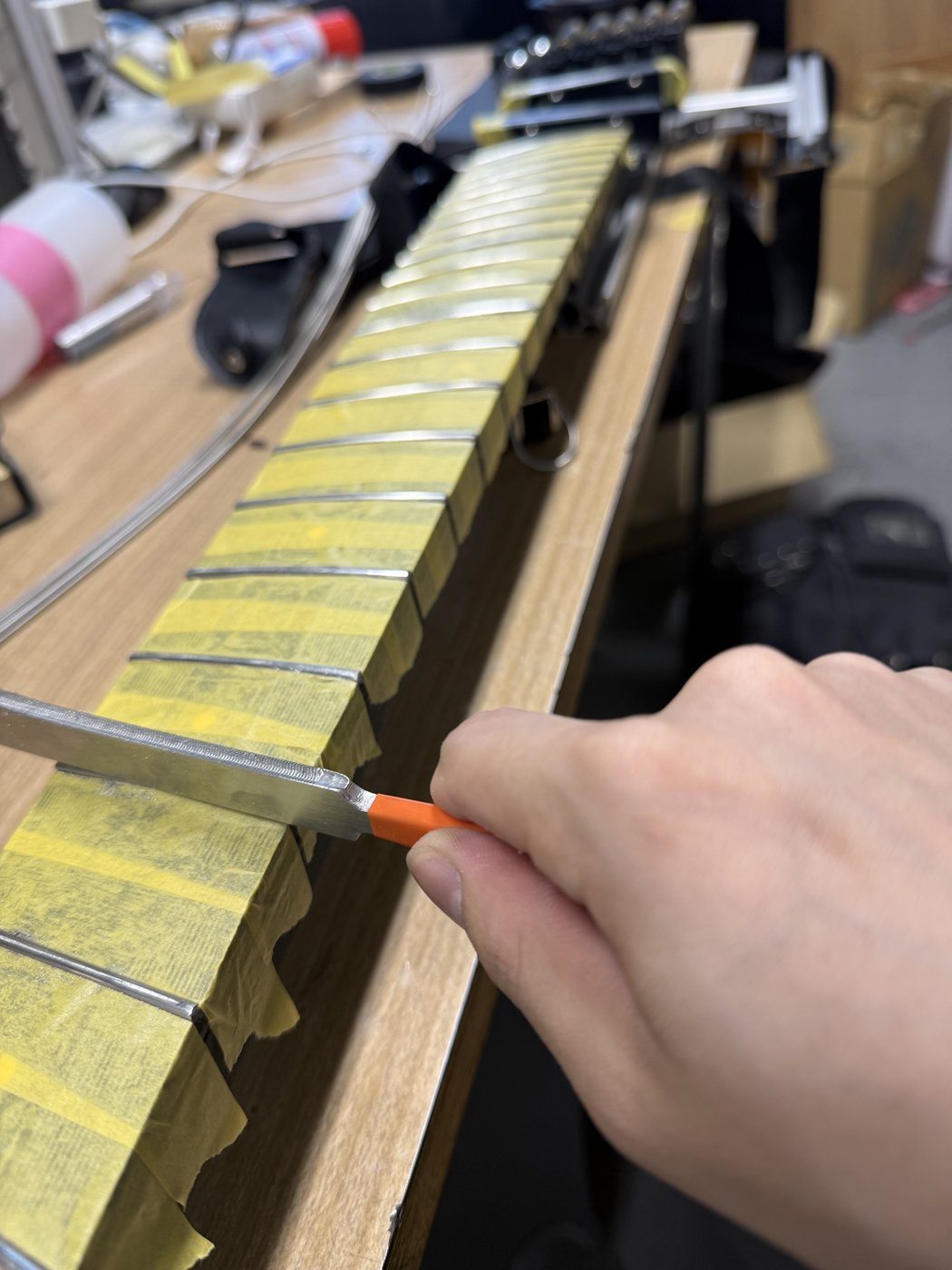 指板を養生してフレットをすり合わせる工程