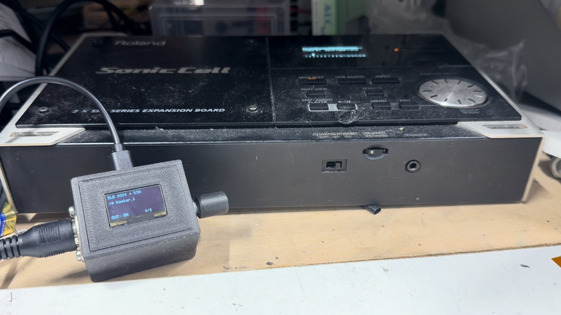 音源の前に置いたBLE MIDI to DIN